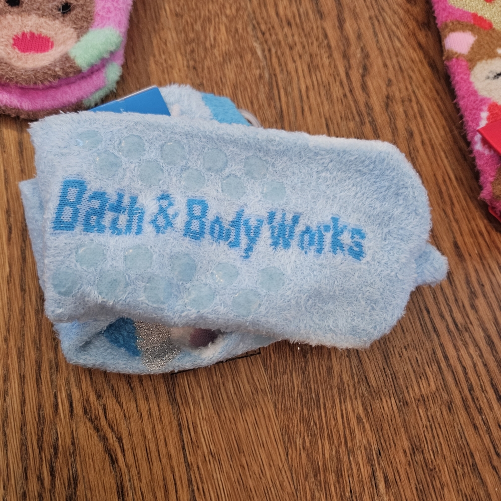Lot of Bath & Body Works Shea Infused Holiday Fuzzy Socks - Picture 3 of 3